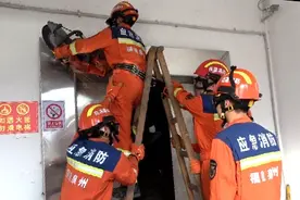 又现货梯“吃人”！一男子大腿被卡电梯夹缝中图片
