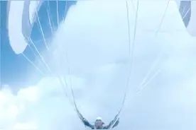 男子玩滑翔伞被云“吸”到八千米高空图片