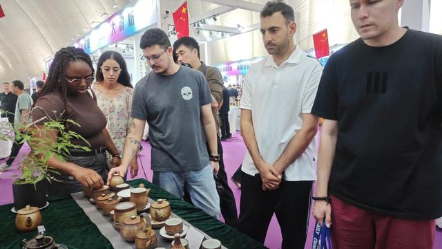 淄博为啥让外国网红流连忘返