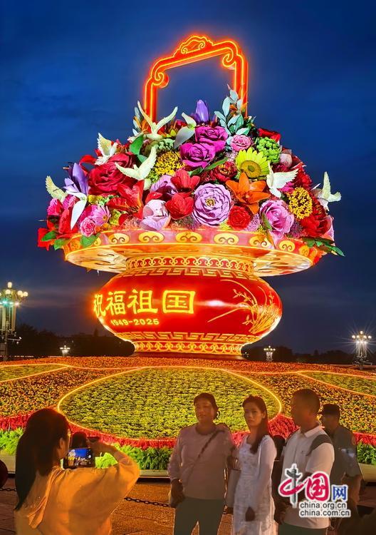 天安门广场“祝福祖国”大花篮璀璨亮灯(图)