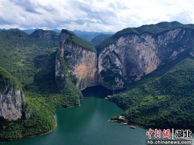 湖北建始：秋日蝴蝶崖山水相映成画