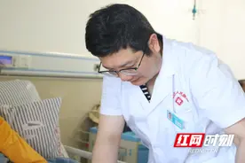 女孩手指骨骨折 株洲渌口区人民医院医生为其手法复位图片