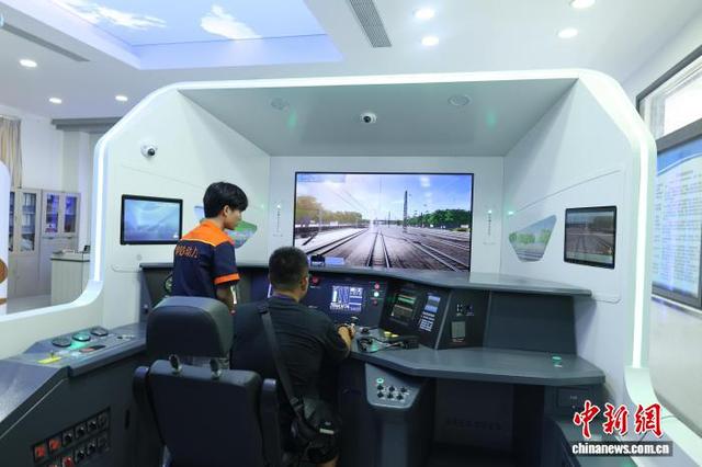 外媒广西柳州体验模拟驾驶 了解中国高铁技术