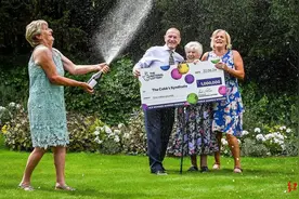 30年坚持买相同的彩票号码，英国这家人中奖100万英镑!图片