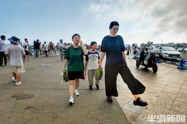 热浪挡不住热情，青岛海滨游客如潮