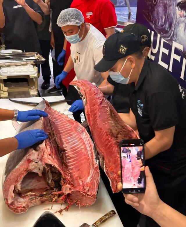 「贵妇超市」，正在变成「穷鬼食堂」？
