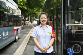 冲上热搜的重庆“00后”公交女司机：不只是“小孩姐”，还是“淡定姐”图片