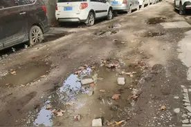 “小修补”惠及“大民生” 杨园街道城管填坑修路守护居民“脚下安全”图片