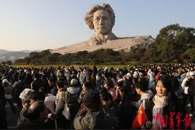 橘子洲头游人如织图片