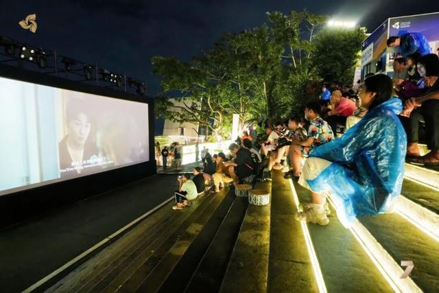 HI~看电影吗？吹海风 看星空那种！