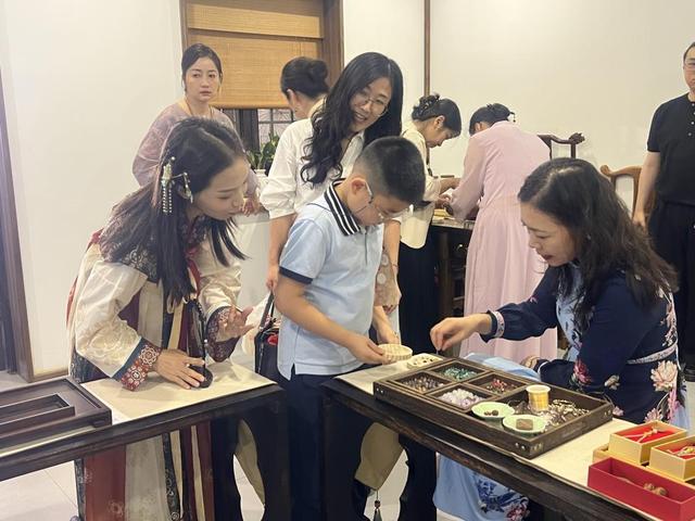 以礼迎知音，志愿暖江城，武汉文旅志愿者点靓2025知音文化周开幕式