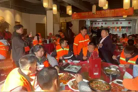 已坚持16年！长沙一餐馆又请环卫工人吃团圆饭，老板：有人说我作秀，会一直秀下去图片