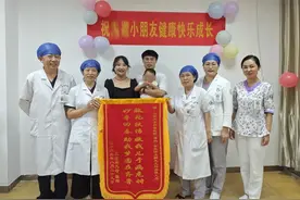 宝宝一周岁之际，他们来和山东大学齐鲁医院（青岛）的“妈妈”们一起过生日图片