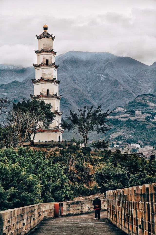 中国最诗意的小城，藏在三峡之巅
