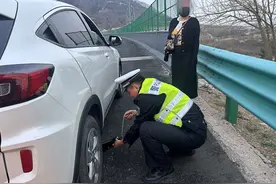 收费站车辆爆胎束手无策，交警化身“修理工”解难题图片