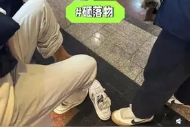 上海突发！商场巨大指示牌突然坠落砸伤行人！事发地人流量很大图片