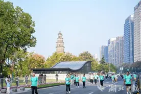 2024宜昌马拉松开跑图片