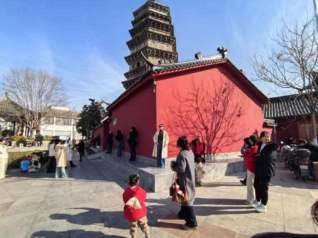 一道朱红墙，带火一座园：六安北塔公园“红墙古塔”引全城打卡