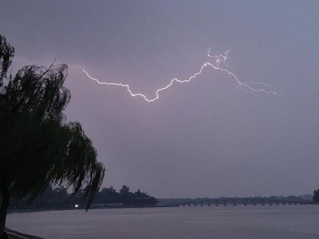 变幻莫测！北京夜空闪电好像“银蛇舞动”