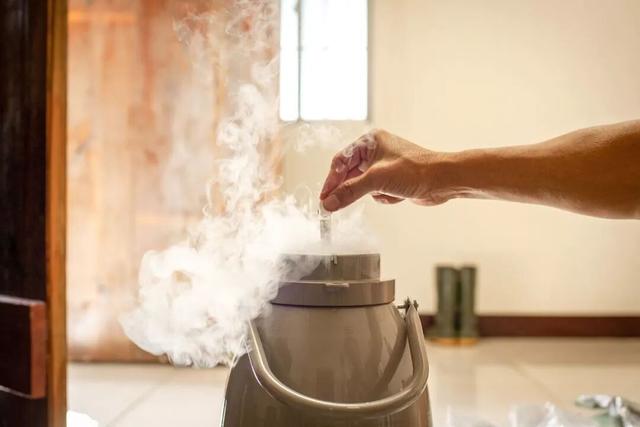 他初中毕业后终身不婚，荒野舍命工作20年，被一群博士封神