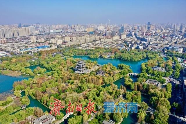 晴空万里映碧波 大明湖景美如画