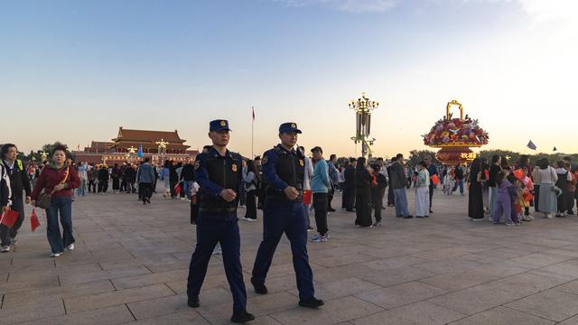 国庆升旗背后的“火焰蓝”
