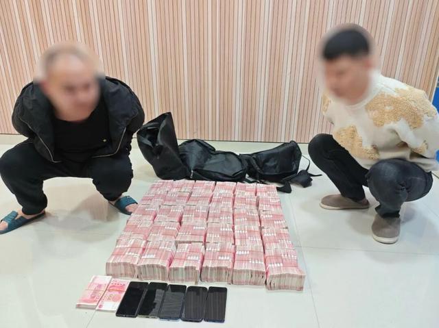 浙江一女子取出300万公司年底分红	，放进一辆黑色无牌轿车，警方一路追击，两辆警车一前一后将车辆成功拦截	，当场抓获2名嫌疑人