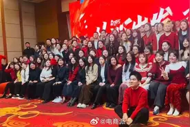 董宇辉被与辉同行员工“孤立”，年会大合影连座位都没有，主打接地气图片