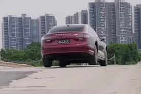 享界回应“博主评测S9飞坡时车身不稳”：驾驶员干预方向盘图片