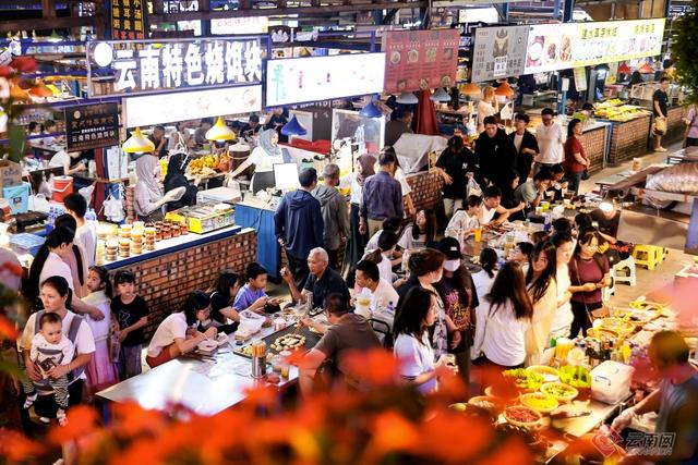 云南建水紫陶街：“非遗+”焕发暑期夜市经济活力