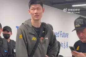 🙏🏽媒体人：胡金秋没有过多庆祝 因腹部受伤已缓慢离开球馆图片