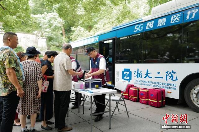 浙江杭州：国庆假期首日 “移动急救驿站”亮相景区