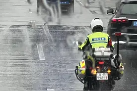 戳到了！深圳“985”车牌铁骑冒雨送考，高三老师：很安心图片