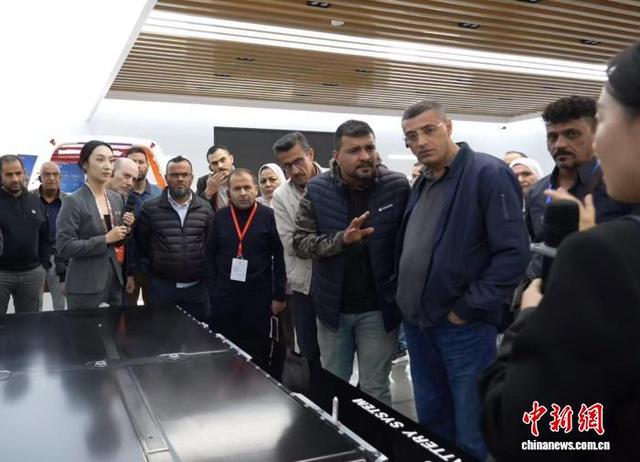 阿拉伯国家媒体重庆采风 多维度感知科技魅力