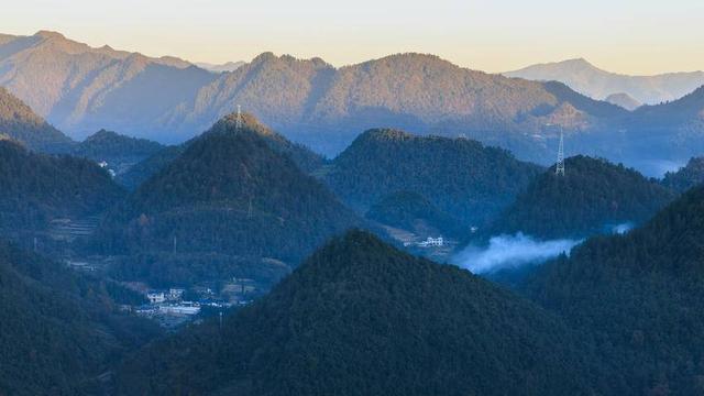诗画冬日鹤峰：峰披轻纱  林染五彩
