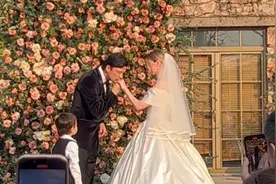 谢晖和妻子许下“我愿意”承诺，两人儿子上台送戒指视频封面