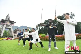 “Z世代”画像中国｜在成都“游山玩水”后，外国青年为何大喊“安逸得很”？图片