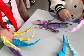 教师“没收”学生偷做的裂空爪，不妨接着来一次情景化教学丨时评图片