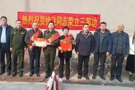 锣鼓喧天送喜报！新泰市军地联合为三等功臣徐飞家庭披绶带颁奖金图片
