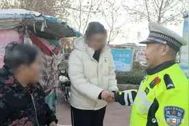 老人外出迷路急坏了，临清执勤交警暖心帮她回家图片