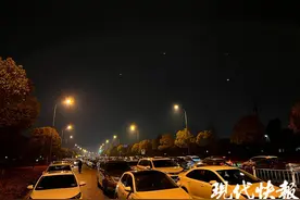 家长吐槽开车接娃被抓拍，交警：占道违停严重，附近有756个车位图片