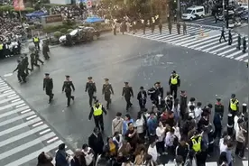 上海外滩再现拉链式过马路 武警筑“人墙红绿灯”护航图片