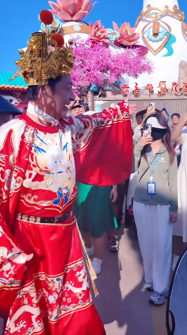 演员马景涛一个多月“打工”3个景区，前妻曾回复网友“他是为儿子多存钱”评论