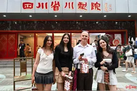 China travel火热！外国人在成都解锁吃住游购行消费新场景图片