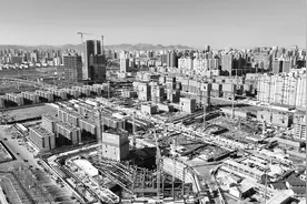 高铁片区施工现场塔吊林立 大型施工车辆往来穿梭 一片繁忙景象图片