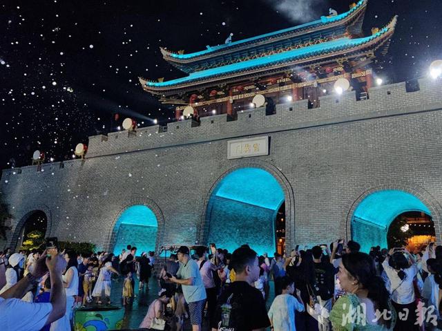 活力中国调研行｜水枪已上膛，荆州市民趁夜狂欢