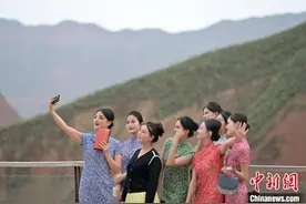 吉星天衣服饰秀在甘肃兰州水墨丹霞举行图片