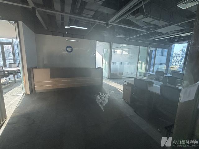 又一“薅羊毛秘诀”反噬用户，百保君“权益产品+返卡+积分兑换”模式现兑付危机  记者实探：公司9月已搬家