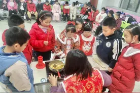 体验剪纸、制作糖画，武汉这所小学举办传统民俗元旦活动图片