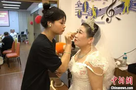 江西南昌：金银银婚夫妻重温幸福浪漫图片